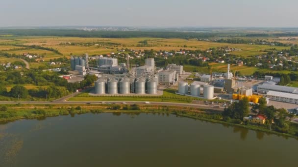 Olieopslagtank, olieraffinaderij overdag. Luchtzicht vanaf drone top. Luchtfoto tank boter bovenaanzicht — Stockvideo