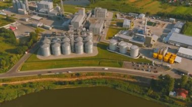 Petrol deposu, gündüz petrol rafinerisi. İHA 'dan hava görüntüsü. Havadan görünüşlü tank yağı