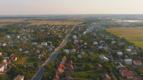 Fotografia aérea de áreas residenciais de subúrbios, vista aérea, fotografar aldeia — Vídeo de Stock