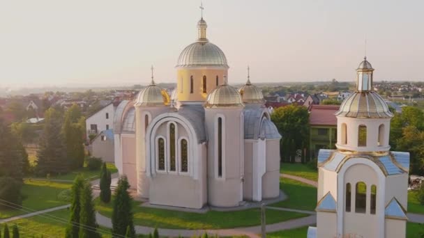 아름다운 우크라이나 마을 전경에 교회 항공 사진 이 있다. 우크라이나 신전 — 비디오