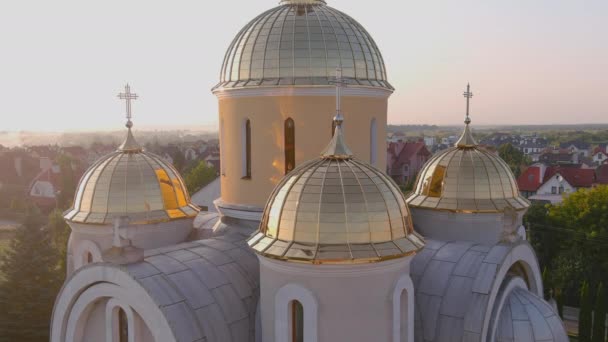 Igreja ucraniana brilhante no país com cúpulas douradas e torre sineira. Cultura da Ucrânia — Vídeo de Stock