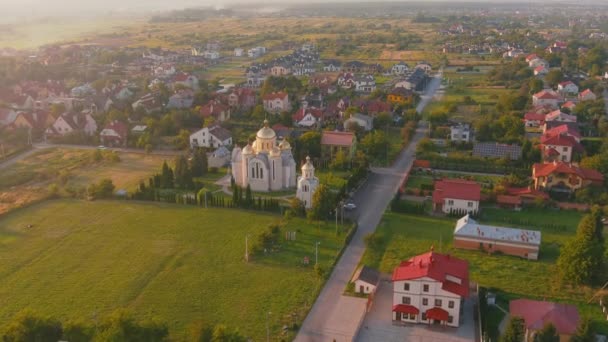Ucrânia pequena aldeia ao nascer do sol fumaça na hora de verão. Vista aérea bela paisagem. Espaço de cópia — Vídeo de Stock