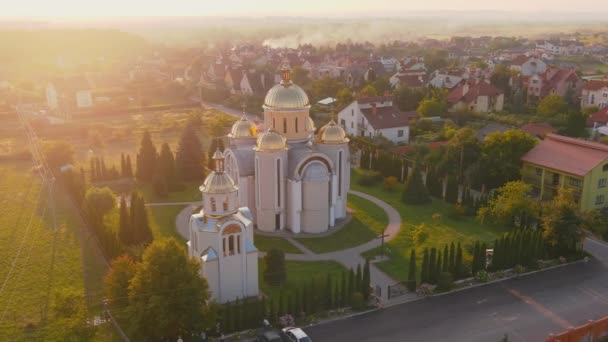 Belföldi turizmus. Ukrajna kis falu napkeltekor nyáron. Légi kilátás gyönyörű táj — Stock videók