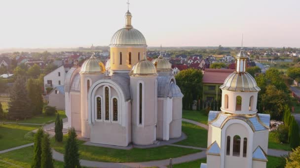 Piękny ukraiński widok panoramiczny wsi z kościoła fotografii lotniczej. Ukraina świątynia — Wideo stockowe