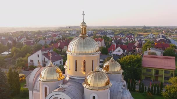 Prachtig Oekraïens dorp panoramisch uitzicht met kerk luchtfotografie. Tempel Oekraïne — Stockvideo