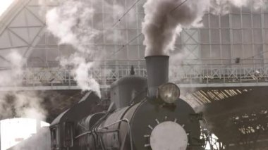 Klasik buharlı tren lokomotifi, lokomotif tekerlekleri. Buhar treni kalkıyor.