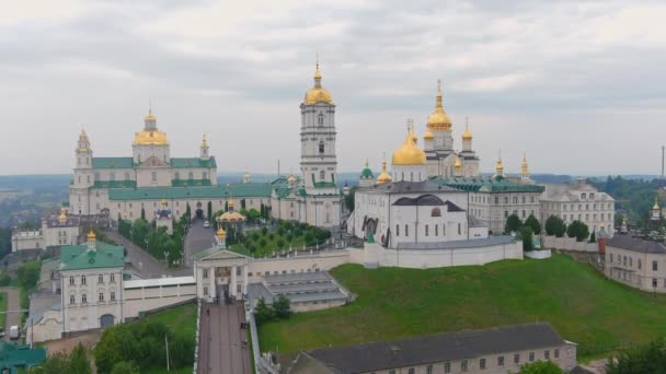 Ukraine. Luftaufnahme des größten orthodoxen Kirchenkomplexes Kloster Entschlafung Pochayiv Lavra — Stockvideo