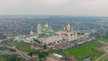 Aerial Pochaev Manastırı. Kutsal yatakhane pochayiv lavra, Ukrayna. Pochaev Manastırı 'nın havadan görünüşü