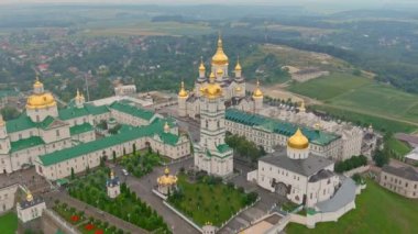 Aerial Pochaev Manastırı. Kutsal yatakhane pochayiv lavra, Ukrayna. Pochaev Manastırı 'nın havadan görünüşü