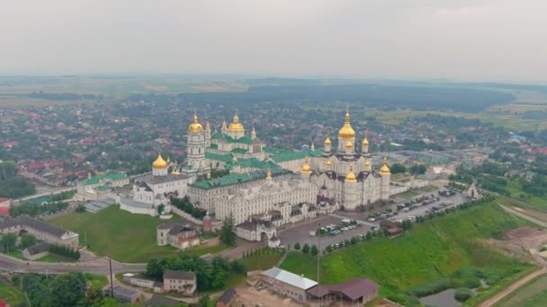 Aerial pochaev klasztor. Święta sypialnia pochayiv lavra, Ukraina. Widok z lotu ptaka na klasztor pochaev — Wideo stockowe
