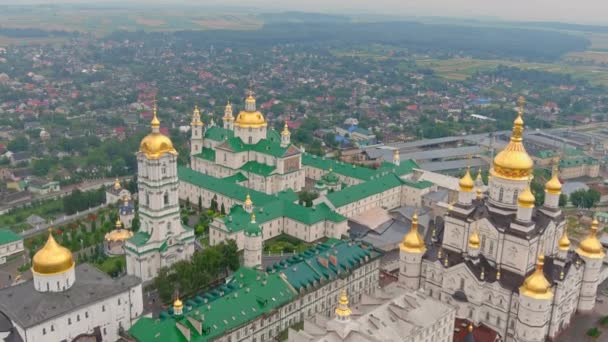 Ucrania. Vista aérea al monasterio más grande del complejo de la iglesia ortodoxa Dormition Pochayiv Lavra — Vídeo de stock