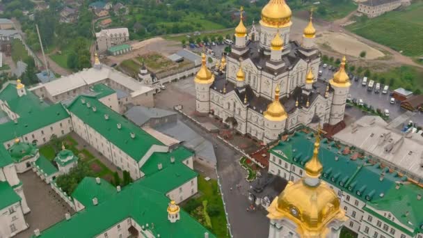 Monasterio aéreo pochaev. Santa dormición pochayiv lavra, Ucrania. Vista aérea del monasterio de Pochaev — Vídeo de stock