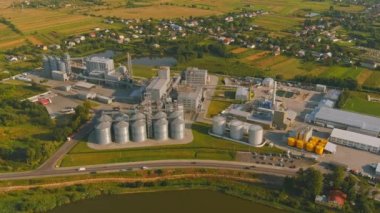 Rafineri fabrikası petrol depolama tankı, boru hattı, ekosistem sağlıklı çevre kavramları. tereyağı deposu
