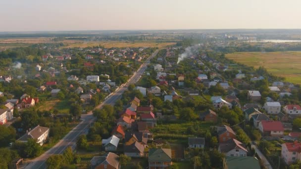 Turismo doméstico. Ucrânia pequena aldeia ao nascer do sol no verão. Vista aérea da bela paisagem — Vídeo de Stock