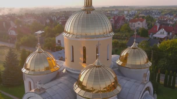 Güzel Ukrayna köyü panoramik manzaralı kilise havası fotoğraflarıyla. Ukrayna tapınağı — Stok video