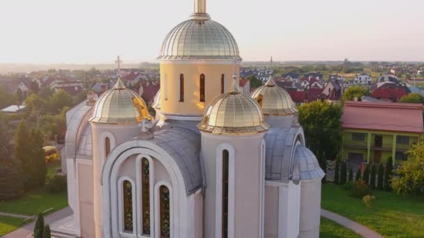 โบสถ์ยูเครนสดใสในประเทศที่มีโดมทองและหอระฆัง วัฒนธรรมของยูเครน — วีดีโอสต็อก