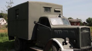 Rus askeri parkı. Rus silahlı kamyonu. Eski askeri teçhizatın detayları ve parçaları. Eski kamyonet