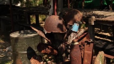 Askeri paslı metal parçaları. Dünya Savaşı 'nın elementleri. Çatışmadan sonra birçok şey yok oldu.
