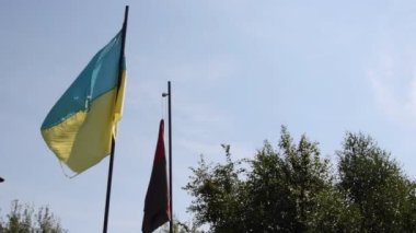 Ukrayna bayrağı ve savaş. Ukrayna 'nın geleneksel kırmızı bayrağı. mavi sarı Ukraynaca