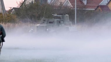 İkinci Dünya Savaşı 'nın Ukraynalı partizanları Bolşevik birliklerine karşı savaşıyor. Arka planda Sovyet düşman tankı.