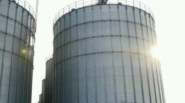 Zirai üretim fabrikasının gümüş siloları kuru temizleme işleme için, tarım depolama