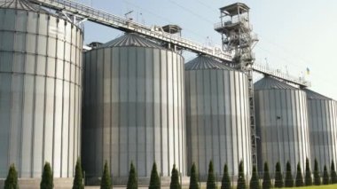 Tahıl depolamak ve işlemek için büyük modern bir bitki. Güneşli bir günde ambar manzarası.