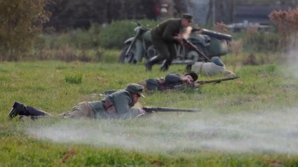Ουκρανοί αντάρτες του Β 'Παγκοσμίου Πολέμου μάχονται κατά των Μπολσεβίκων στρατευμάτων. Πυροβολούν με τουφέκι, θάνατο — Αρχείο Βίντεο