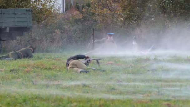 Oekraïense partizanen van de Tweede Wereldoorlog vechten tegen bolsjewistische troepen. Schiet met een geweer, dood, de doden — Stockvideo