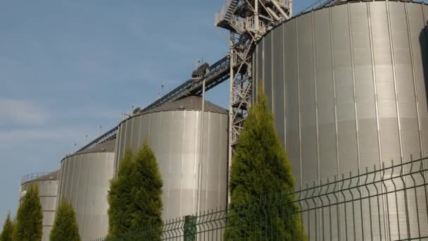 Великий сучасний завод для зберігання і переробки зернових культур. Вид зерносховища на сонячний день . — стокове відео