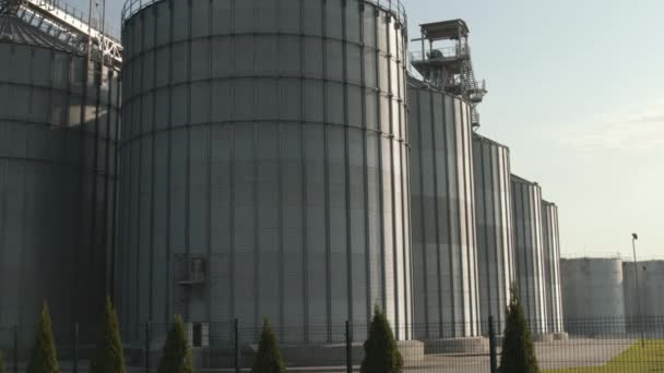 Des silos agricoles. Stockage et séchage des grains, blé, maïs, soja, tournesol. Bâtiment industriel — Video