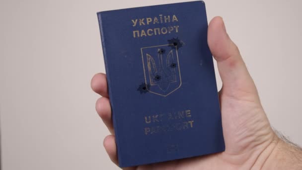 Buracos no passaporte ucraniano tiro. Conceito de ocupação do país, guerra — Vídeo de Stock