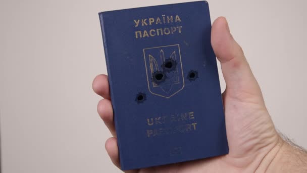 ウクライナのパスポートを撮影した穴。国の占領、戦争の概念 — ストック動画