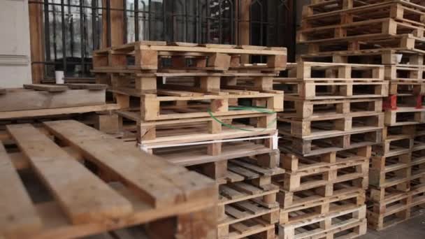 Palete de madeira frente, vista de ângulo. Bandejas de madeira para carga, transporte — Vídeo de Stock
