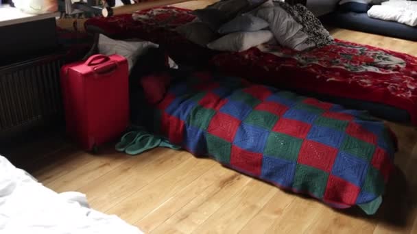 Mültecilerin yatak odası. Mülteciler savaşın bitmesini bekliyor. — Stok video