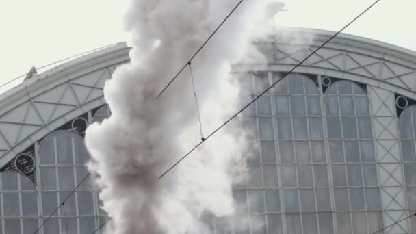 Vapor de água branca sobe um jato transparente evapora, resíduos de locomotiva a vapor — Vídeo de Stock