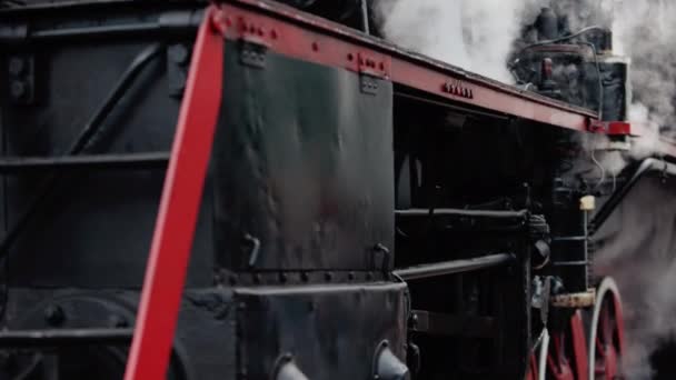 Fumaça cobrindo o trem. A locomotiva a vapor retro parte da estação ferroviária. Velho trem a vapor preto — Vídeo de Stock