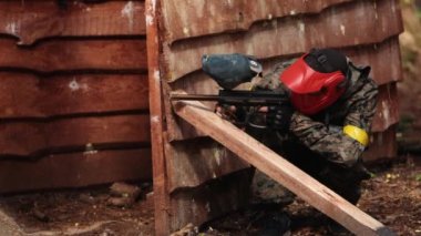 Koruyucu maske takan paintball oyuncusu. Üniformalı oyuncu