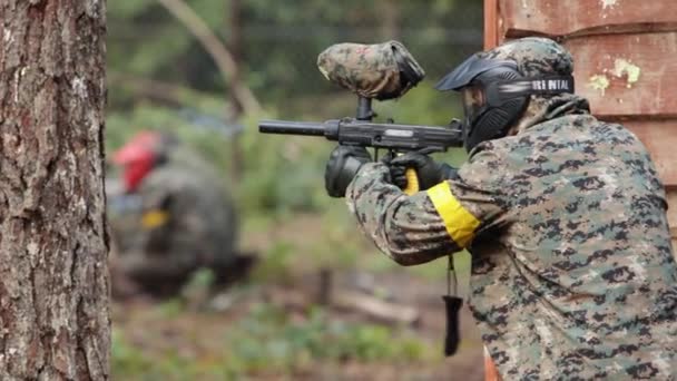 Di alta qualità. Il giocatore sportivo di paintball indossa una maschera protettiva mirando pistola. Pistola. — Video Stock