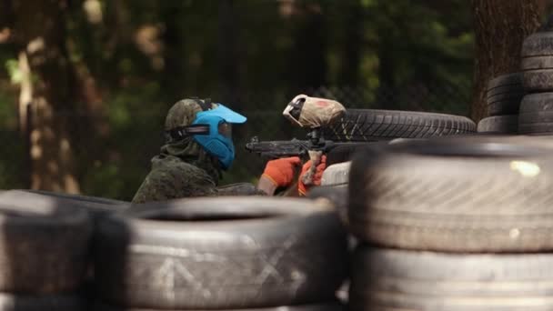 Play paintball game, players with guns. Painterly team in uniform and masks — Stock Video