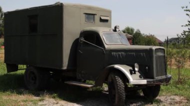 Askeri Rus yeşil askeri aracı. Rusya silah fuarı. Askeri teçhizatın gösterimi.