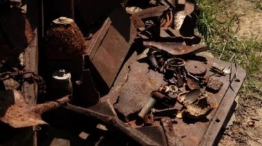 Askeri paslı metal parçaları. Dünya Savaşı 'nın elementleri. Çatışmadan sonra birçok şey yok oldu.