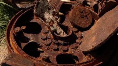 Askeri paslı metal parçaları. Dünya Savaşı 'nın elementleri. Çatışmadan sonra birçok şey yok oldu.