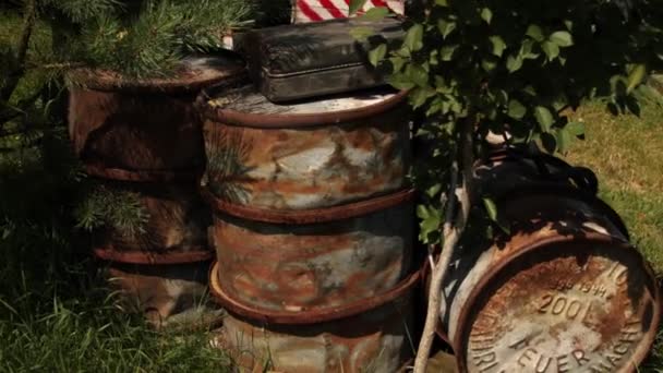 Rusty destroyed fuel barrels on outside, military elements after artillery fire, rusty metal diesel — Vídeo de Stock