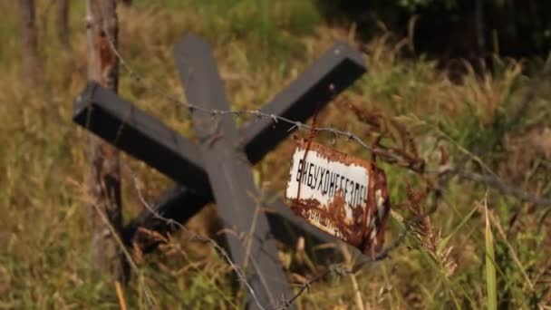 Vertaling: Explosief. Roestige anti-tank egels op gras in het bos, pillendoos. Anti-tankegel. — Stockvideo