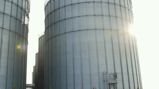 Крупный современный завод по хранению и переработке зерновых культур. Вид на амбар в солнечный день. — стоковое видео