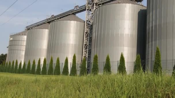 Grande fábrica moderna de armazenamento e processamento de colheitas de grão. Vista do celeiro no dia ensolarado. — Vídeo de Stock