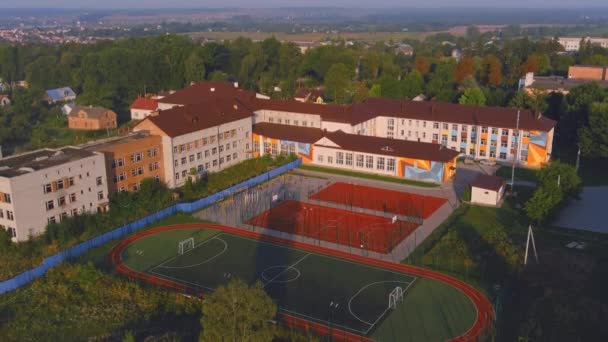 Extérieur du bâtiment de l'école avec aire de jeux. Terrain dans le parc. Paysage scolaire et aire de jeux. — Video