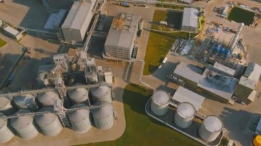 Benzin ve petrol için büyük beyaz sanayi tankları. Rafineride tereyağı tankı. Büyük imalat
