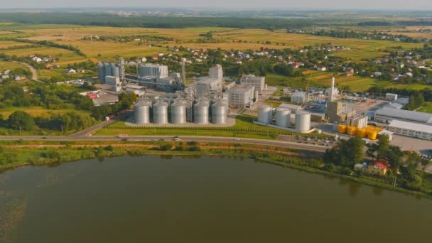 Rafineri fabrikası petrol depolama tankı, boru hattı, ekosistem sağlıklı çevre kavramları. tereyağı deposu — Stok video