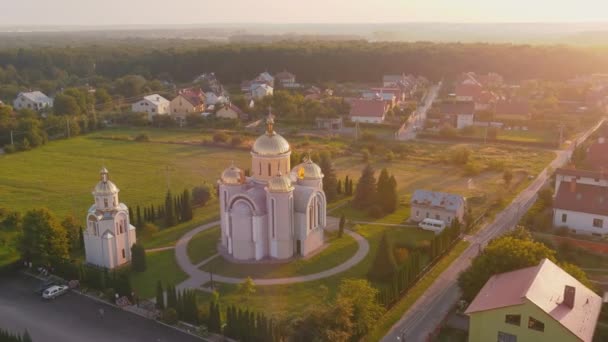 Яскрава українська церква в країні з золотими куполами і дзвіницею. Культура України — стокове відео